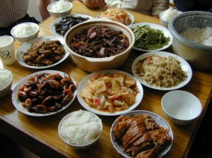 Una cena a base di cibo etnico