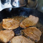 Manzo marinato al forno con cipolle e patate